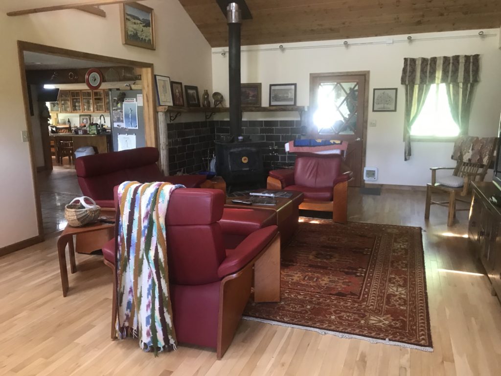 Common area in Tongue River Winery B & B